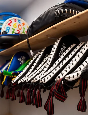 Material de entrenamiento de Hansu: escudos de patada, paos y dianas en la estantería