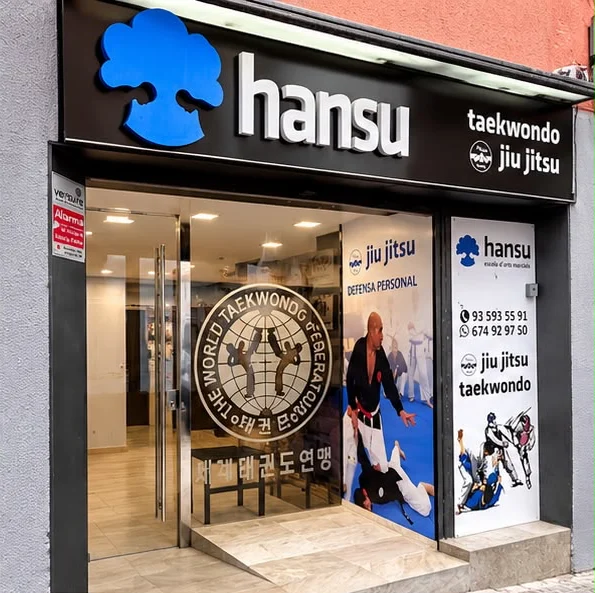 Entrada de Hansu Escola Taekwondo i Jiu Jitsu en Carrer de Martí l'Humà, 1, con el rótulo de la escuela