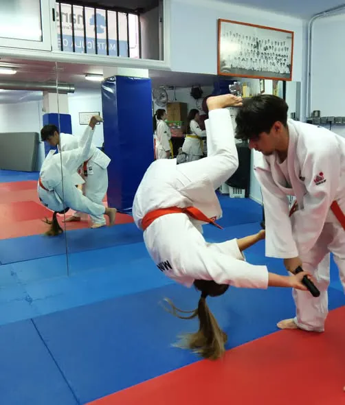Alumna de Jiu Jitsu de Hansu ejecutando una proyección sobre el tatami
