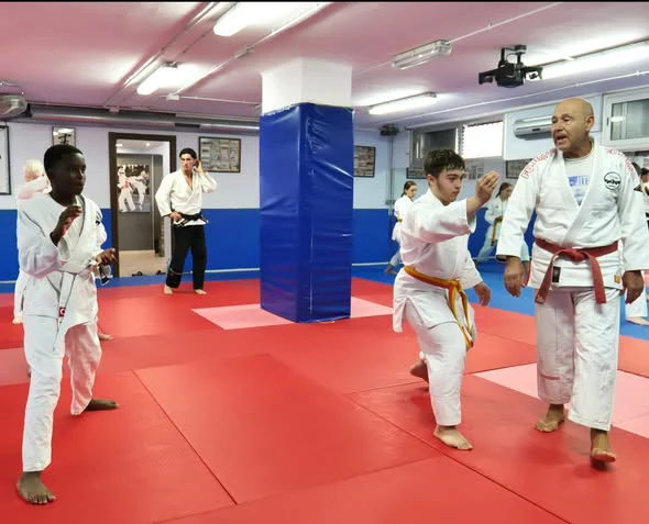 Grupo de Jiu Jitsu de Hansu entrenando junto a su maestro